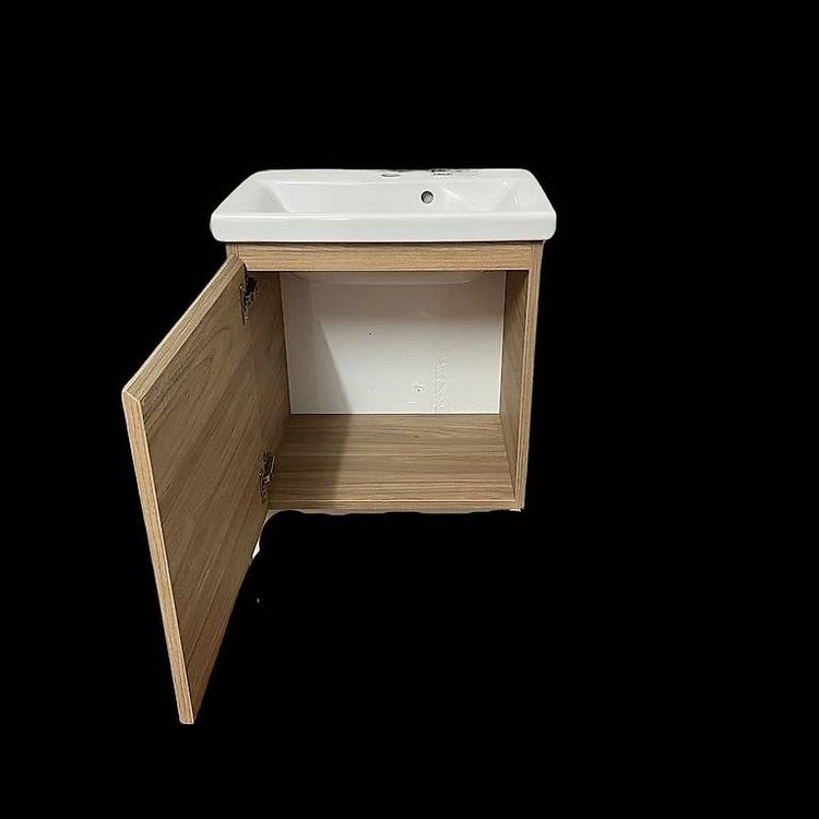 Badmöbel mit Holzfront und Weiss Keramikwaschbecken