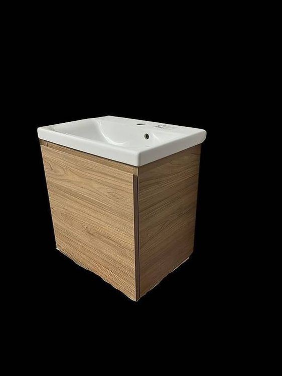 Badmöbel mit Holzfront und Weiss Keramikwaschbecken