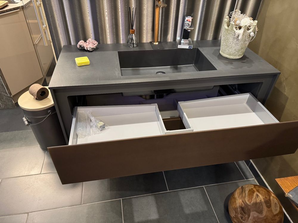 Elegantes Badmöbel Komplettes mit Spiegel Schwarz und Bronze