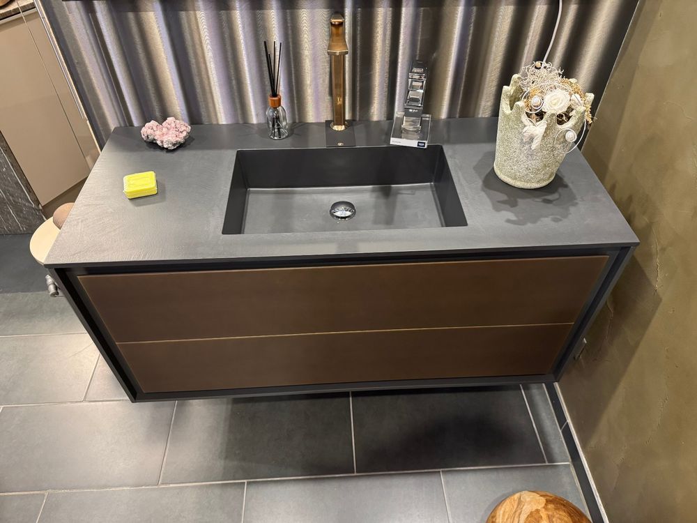 Elegantes Badmöbel Komplettes mit Spiegel Schwarz und Bronze