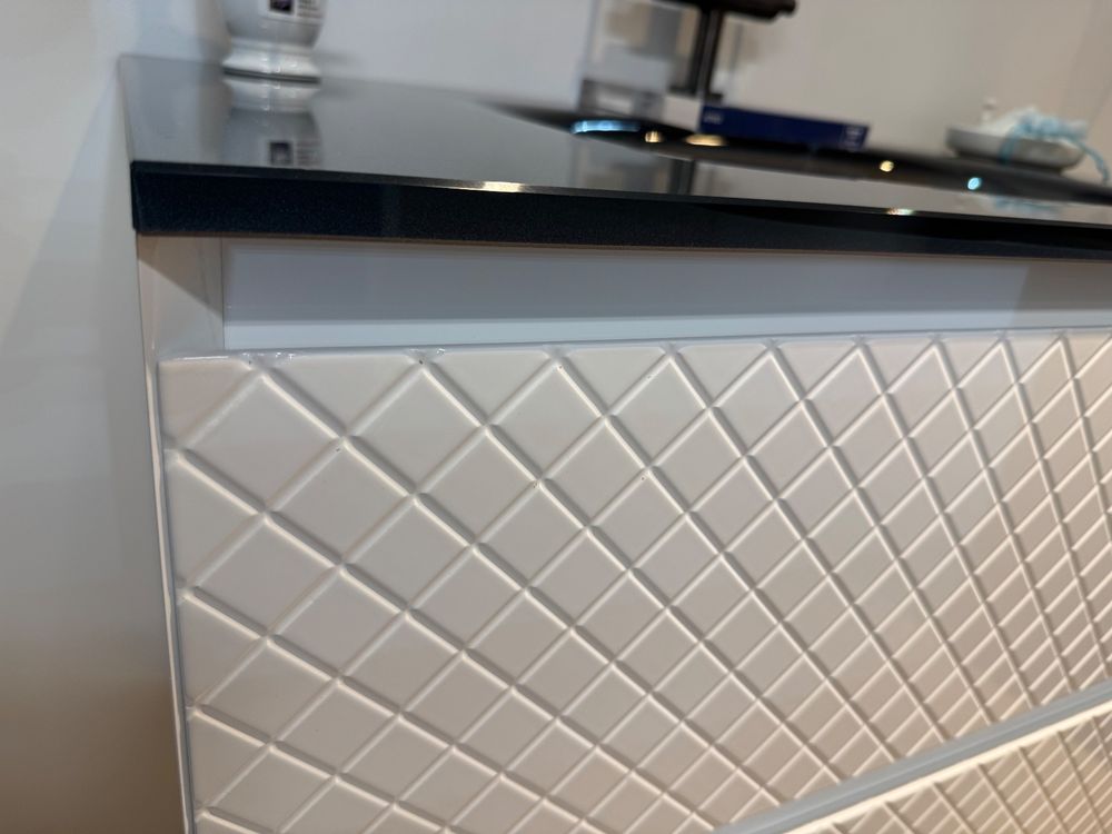 Elegantes Badmöbel Komplettes mit Spiegel Weiss Glanz
